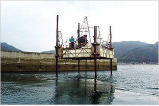 港湾の改修計画に伴う海上での地質調査